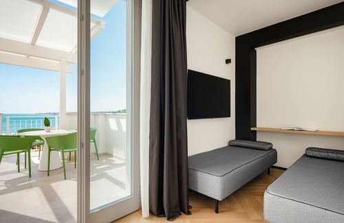 Numana Hotel | Unwind at View Place & Spa: 5-Star Oasis with Pool