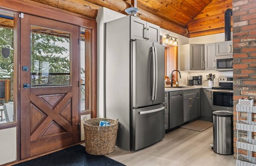 Vernon Cabin | View Point Lodge - View, Hot Tub, Sauna, Cold Plunge