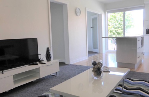 Sandy Bay Apartment | Convenient View Street Apartment with Breakfast & Kitchen