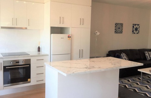 Sandy Bay Apartment | Convenient View Street Apartment with Breakfast & Kitchen