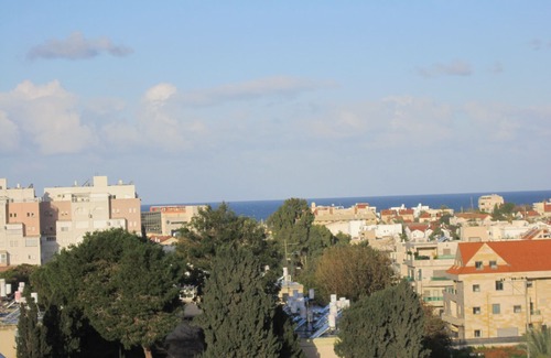 Netanya Apartment | Scenic Oceanfront Retreat with Breakfast and Kitchen Access