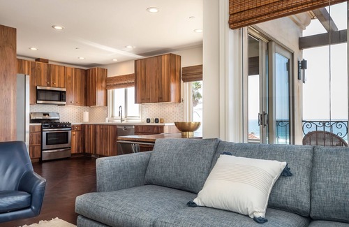 The Strand Apartment | Unforgettable Comfort and Style with Ocean View & Pool