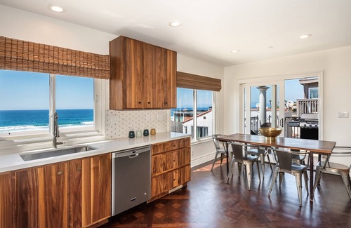 The Strand Apartment | Unforgettable Comfort and Style with Ocean View & Pool