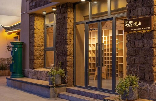 Lijiang House | Exceptional Views of Mount with Family-Friendly Amenities