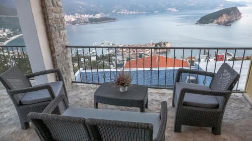 Budva Apartment | Experience Oceanfront Bliss at Viewpoint Villa, 9.9/10 Rated