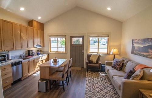Sisters Condo | Pet-Friendly Retreat with Scenic Views, Steps from Town