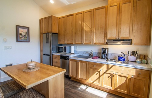 Sisters Condo | Pet-Friendly Retreat with Scenic Views, Steps from Town