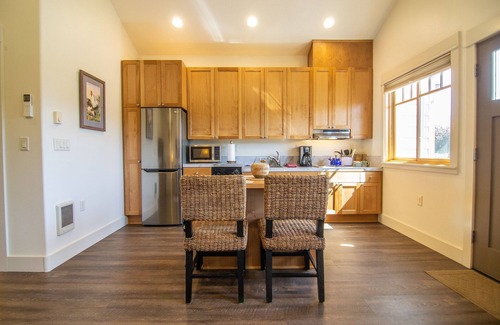 Sisters Condo | Pet-Friendly Retreat with Scenic Views, Steps from Town