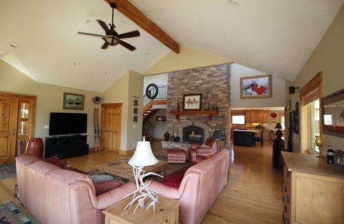 Redlands House | Scenic Retreat with Privacy & Access to Moon Bike Loop