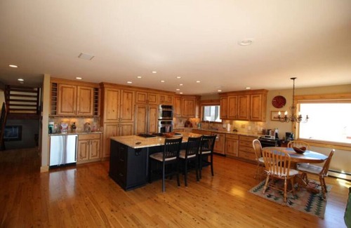 Redlands House | Scenic Retreat with Privacy & Access to Moon Bike Loop