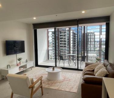 South Brisbane Apartment | Scenic Views & Vibrant Vibes - Ideal Location with Pool