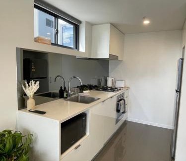 South Brisbane Apartment | Scenic Views & Vibrant Vibes - Ideal Location with Pool