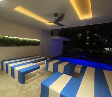 South Brisbane Apartment | Scenic Views & Vibrant Vibes - Ideal Location with Pool