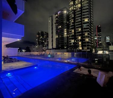 South Brisbane Apartment | Scenic Views & Vibrant Vibes - Ideal Location with Pool