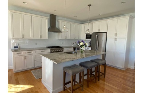 Misquamicut House | Ocean View Retreat with En Suite Rooms & Top Ratings