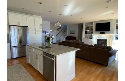 Misquamicut House | Ocean View Retreat with En Suite Rooms & Top Ratings