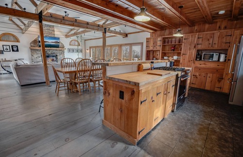 Stratton Mountain House | Majestic Valley Views with Hot Tub and Pet-Friendly Amenities