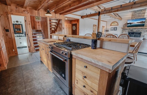 Stratton Mountain House | Majestic Valley Views with Hot Tub and Pet-Friendly Amenities
