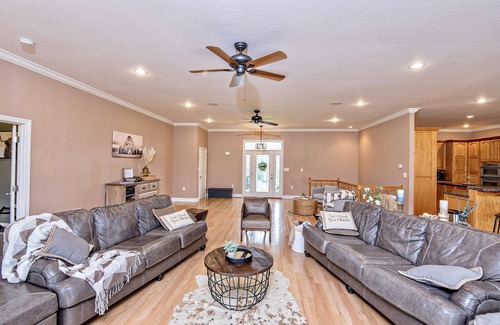 Dandridge House | Pet-Friendly Retreat with Hot Tub & Firepit Area Near DWood