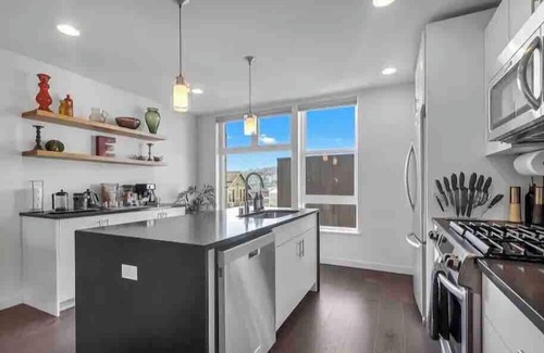 Eastlake House | Enjoy Scenic Views of Lake Union and Seattle Skyline
