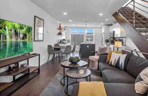 Eastlake House | Enjoy Scenic Views of Lake Union and Seattle Skyline