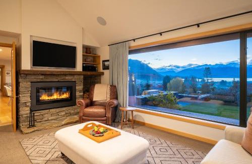 Wanaka Villa | Tranquil Retreat at Views on Stone with Hot Tub Access