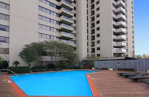 River Oaks Apartment | Scenic Retreat with Pool and Spa by Memorial Park
