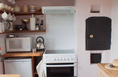Bramfield Cottage | Scenic Retreat with Family-Friendly Amenities near Suffolk Coast