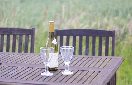 Bramfield Cottage | Scenic Retreat with Family-Friendly Amenities near Suffolk Coast