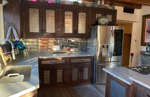 Carefree House | Unique Hotel with Jacuzzi, Pool & Private Walk to Town
