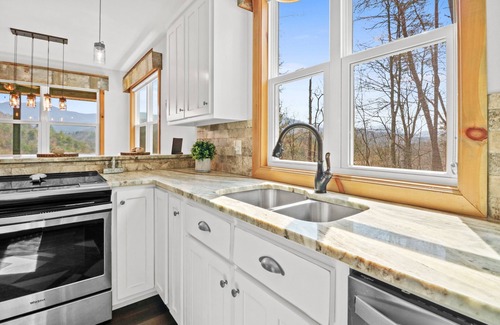 Cherry Log House | Beautiful Cabin with Hot Tub: 12min to Blue Ridge