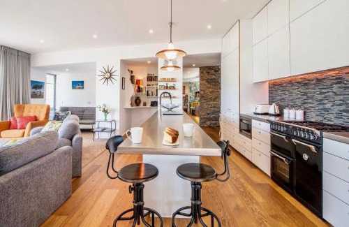 Akaroa House | Scenic Views Await at Taka Retreat - Akaroa Home
