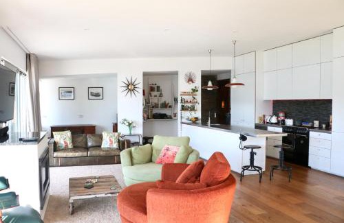 Akaroa House | Scenic Views Await at Taka Retreat - Akaroa Home