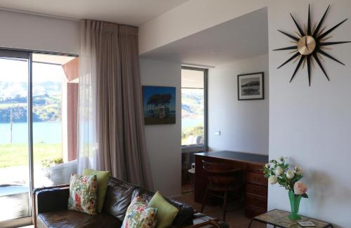 Akaroa House | Scenic Views Await at Taka Retreat - Akaroa Home