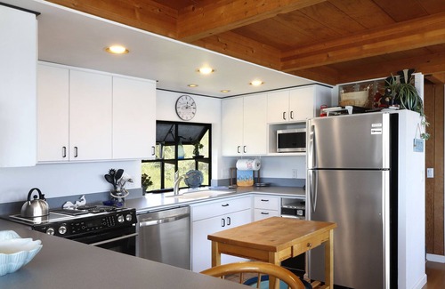Dillon Beach House | Breathtaking Ocean & Bay Views with Spa and Hot Tub