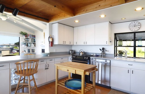 Dillon Beach House | Breathtaking Ocean & Bay Views with Spa and Hot Tub
