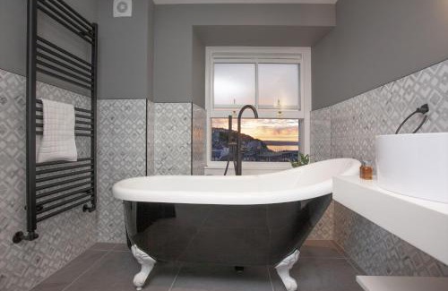 Brixham Hotel | Elegant Maritime Suites in Brixham - 5-Star Retreat