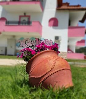 Sikia Apartment | Welcome to Vigla House: Oceanfront Stay with Pool Access