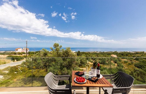 Atsipópoulon Apartment | Discover Vigla Suites: Family-Friendly with Pool Access