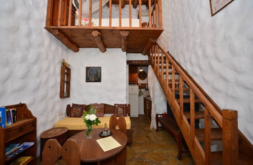 Sarkhos House | Cozy Viglatoras Sarchos with Breakfast & Family-Friendly Perks