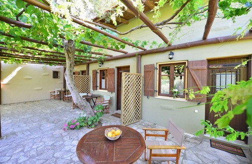 Sarkhos House | Cozy Viglatoras Sarchos with Breakfast & Family-Friendly Perks