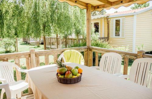 Ghisonaccia Resort | Vignale Resort: Oceanfront Getaway with Pool and Hot Tub