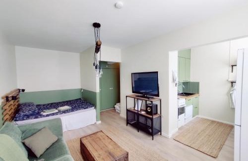 Koria Apartment | Central Cozy Studio: Child-Friendly & Highly Rated 8.8