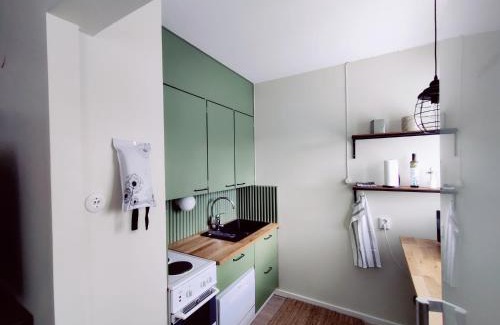 Koria Apartment | Central Cozy Studio: Child-Friendly & Highly Rated 8.8