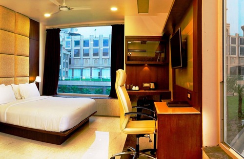 Jabalpur Hotel | Vijan Mahal: Family-Friendly Stay with Pool and Spa Access