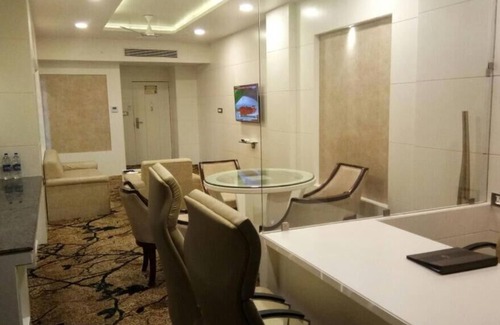Jabalpur Hotel | Vijan Mahal: Family-Friendly Stay with Pool and Spa Access
