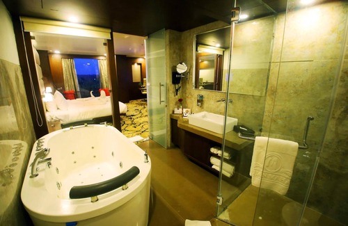 Jabalpur Hotel | Vijan Mahal: Family-Friendly Stay with Pool and Spa Access