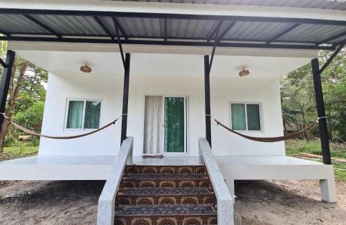 Ranong House | Oceanfront Vijit Bungalow with Family-Friendly Amenities