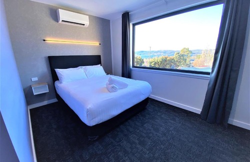 Jindabyne Hotel | Vikas: Family-Friendly Retreat with Dining Options