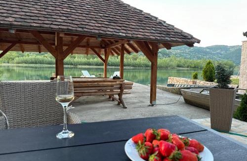 Milici House | Cozy Retreat at Vikendica Peric Zelinje with Ocean Views